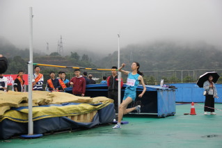 我院蔡晶晶同学在校运会中打...